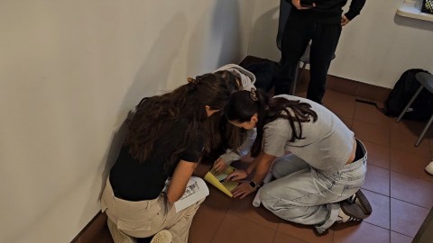 Siódmoklasiści i Ósmoklasiści w Grze Terenowej w Języku Angielskim z Okazji 80-Lecia Szkoły