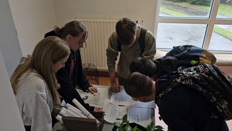 Siódmoklasiści i Ósmoklasiści w Grze Terenowej w Języku Angielskim z Okazji 80-Lecia Szkoły