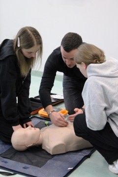 Technikum im. J. Piłsudskiego w Brzesku: RATUJMY RAZEM! Kurs pierwszej pomocy dla przyszłych logistyków w ramach współpracy z firmą Zasada Trans Spedition