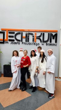 Mikołajki z Aniołami w Technikum im. J. Piłsudskiego w Brzesku