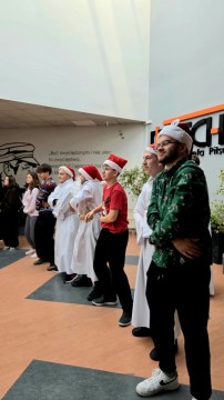 Mikołajki z Aniołami w Technikum im. J. Piłsudskiego w Brzesku