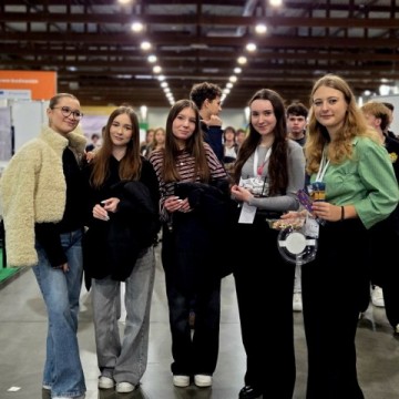 Technikum im. J. Piłsudskiego w Brzesku: Wycieczka klasy 5 RT do Krakowa i Alwerni – kamera, edukacja, akcja!