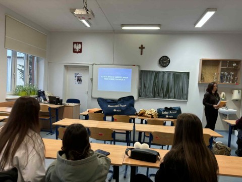 Uczniowie Technikum im. J.Piłsudskiego w Brzesku gotowi na wyjazd do Hiszpanii- pierwsza pomoc i emocje pod kontrolą