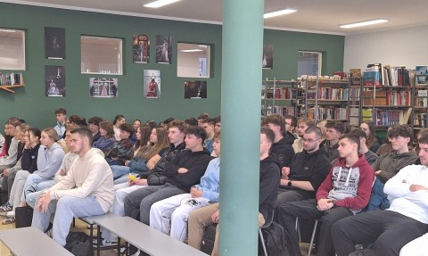 Spotkanie maturzystów z Technikum im. J. Piłsudskiego z przedstawicielami Wojskowego Centrum Rekrutacji w Tarnowie