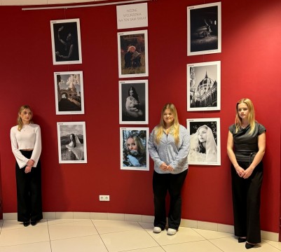 Pięć lat w jednym kadrze – wystawa fotografii uczniów z Technikum im. J.Piłsudskiego w Brzesku