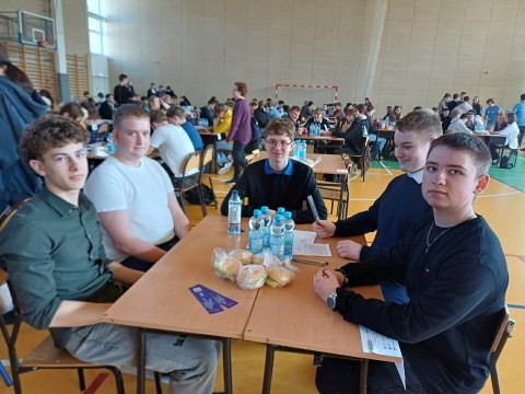 Matematyka potrafi łączyć — i to nie tylko liczby, lecz przede wszystkim ludzi. Uczniowie Zielonki w konkursach matematycznych.