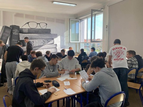 Matematyka potrafi łączyć — i to nie tylko liczby, lecz przede wszystkim ludzi. Uczniowie Zielonki w konkursach matematycznych.