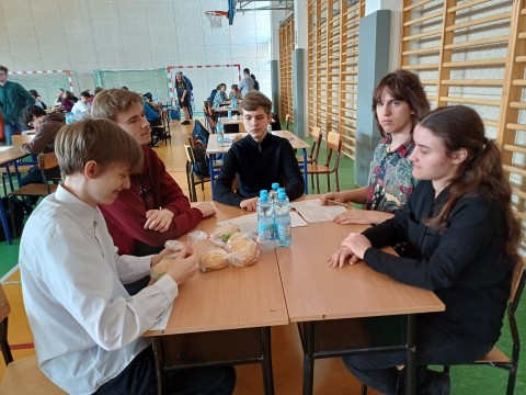 Matematyka potrafi łączyć — i to nie tylko liczby, lecz przede wszystkim ludzi. Uczniowie Zielonki w konkursach matematycznych.