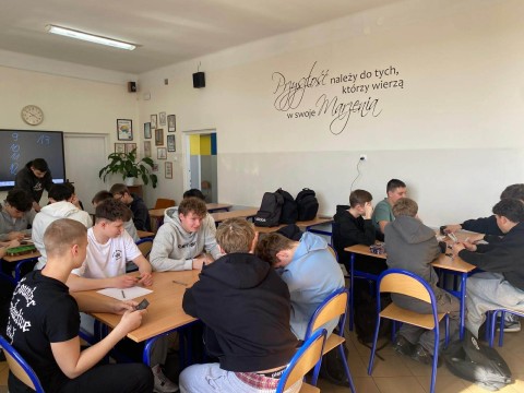 Matematyka potrafi łączyć — i to nie tylko liczby, lecz przede wszystkim ludzi. Uczniowie Zielonki w konkursach matematycznych.