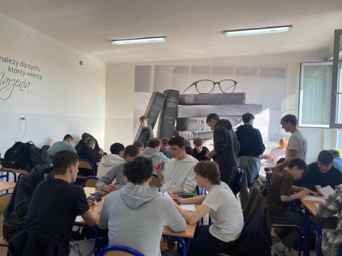 Matematyka potrafi łączyć — i to nie tylko liczby, lecz przede wszystkim ludzi. Uczniowie Zielonki w konkursach matematycznych.