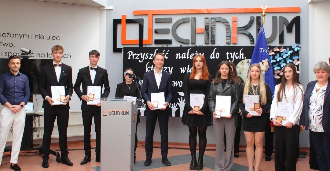 Pożegnanie uczniów klas maturalnych z Technikum im.  J.Piłsudskiego w Brzesku