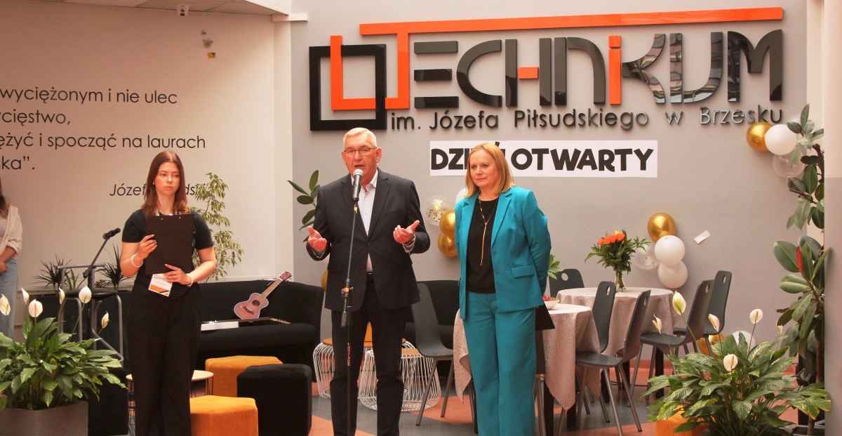 Radosne świętowanie 80 urodzin technikum podczas Dnia Otwartego Szkoły
