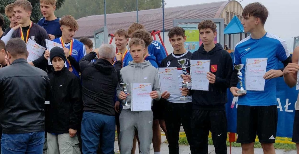 Sukces uczniów Technikum im. J. Piłsudskiego na Małopolskiej Licealiadzie w Sztafetowych Biegach Przełajowych