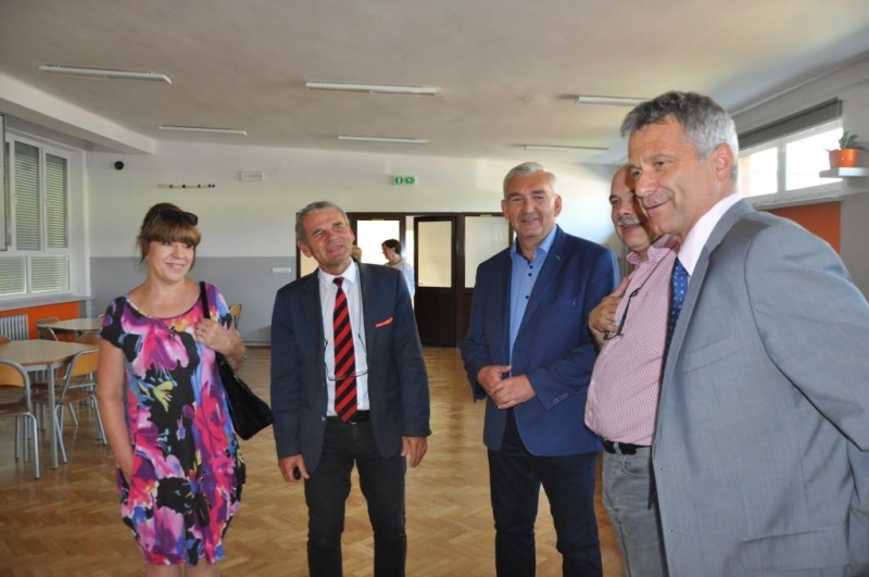 Wizyta Komisji Oświaty, Kultury, Sportu, Turystyki i Integracji Europejskiej powiatu Brzeskiego w ZSP NR 2 w BRZESKU