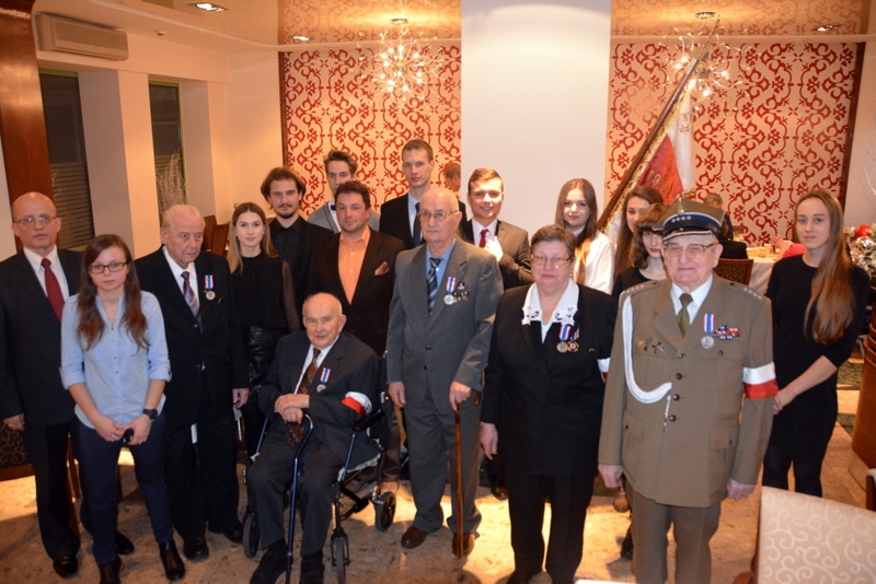 Młodzież ZSP Nr 1 w Brzesku na spotkaniu z członkami brzeskiego koła ŚZŻ AK 