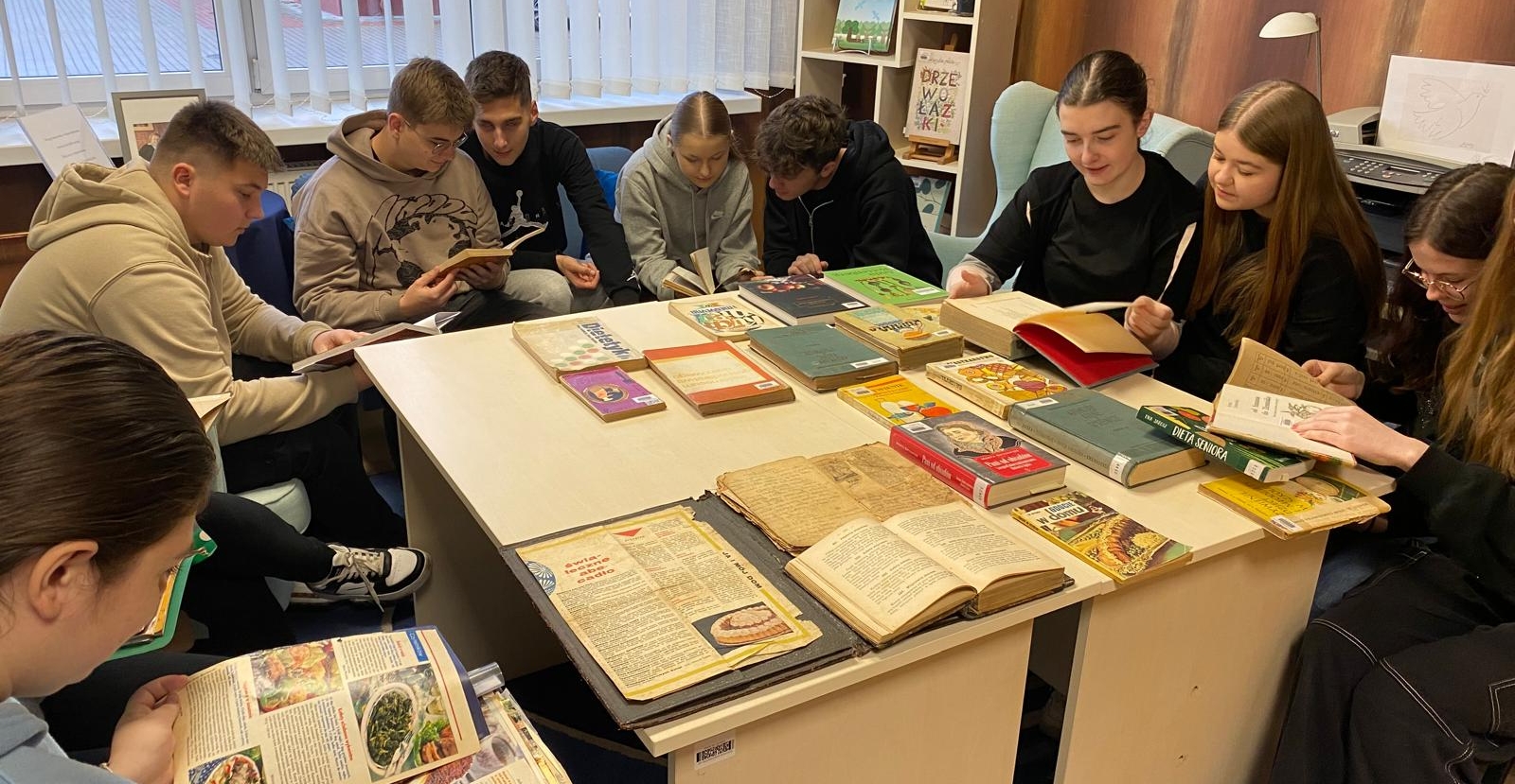 Wyjście młodzieży z Zielonki do biblioteki w ramach innowacji pedagogicznej „Zapomniane przepisy - powrót do tradycji”