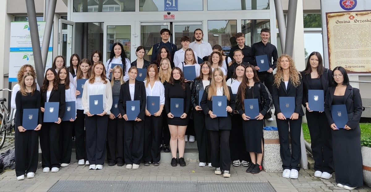 Uroczyste wręczenie certyfikatów ukończenia staży zawodowych uczniom Technikum im. J. Piłsudskiego w Brzesku