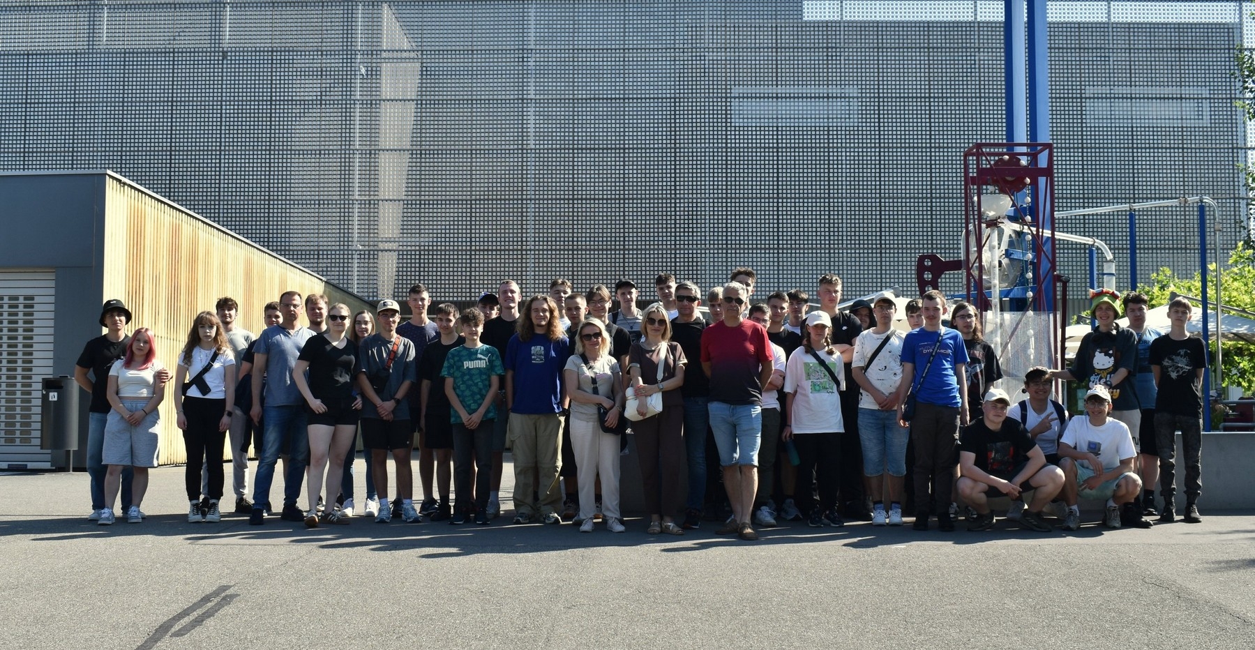 "Wielkie pytania, małe cząstki - naukowa przygoda w CERN uczniów i absolwentów Zielonki”