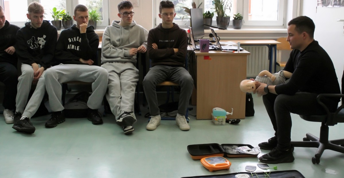 Technikum im. J. Piłsudskiego w Brzesku: RATUJMY RAZEM! Kurs pierwszej pomocy dla przyszłych logistyków w ramach współpracy z firmą Zasada Trans Spedition