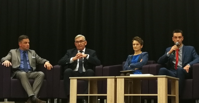 „PRACĄ I PRAWDĄ”- pokaz filmu zrealizowanego przez uczniów LO Brzesko