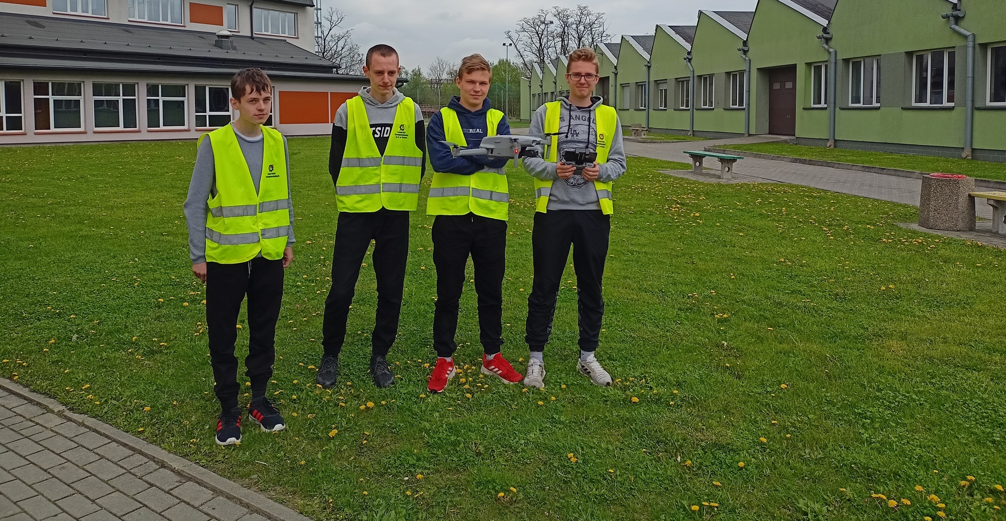 Uczniowie Zielonki latają dronami