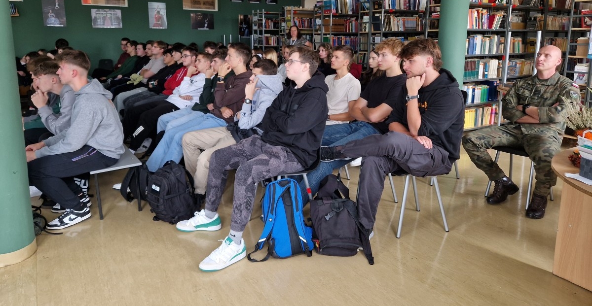 Spotkanie młodzieży z Technikum im. J. Piłsudskiego w Brzesku z przedstawicielami Wojskowego Centrum Rekrutacji w Tarnowie