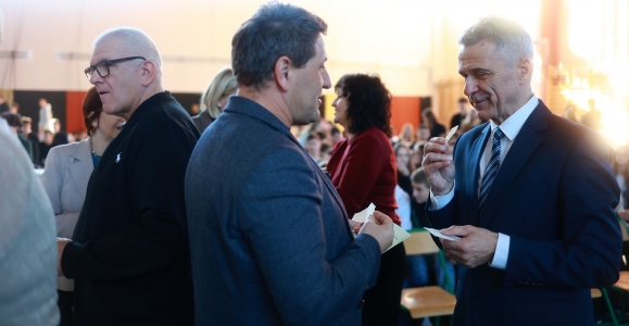 Szkolna Wigilia w ZSTiB w Brzesku - podróż w czasie, która połączyła serca