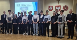Najlepsi z najlepszych nagrodzeni! Stypendia Starosty Brzeskiego trafiły do uczniów i absolwentów ZSTiB