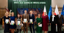 Odwagi, by mierzyć wysoko! Dzień Edukacji Narodowej i ślubowanie pierwszoklasistów w ZSTiB w Brzesku