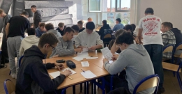 Matematyka potrafi łączyć — i to nie tylko liczby, lecz przede wszystkim ludzi. Uczniowie Zielonki w konkursach matematycznych.