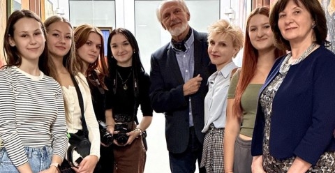 Fotoreporterzy z Technikum im. J. Piłsudskiego w Brzesku na wystawie ‘Miraże’ autorstwa Janusza Mytkowicza