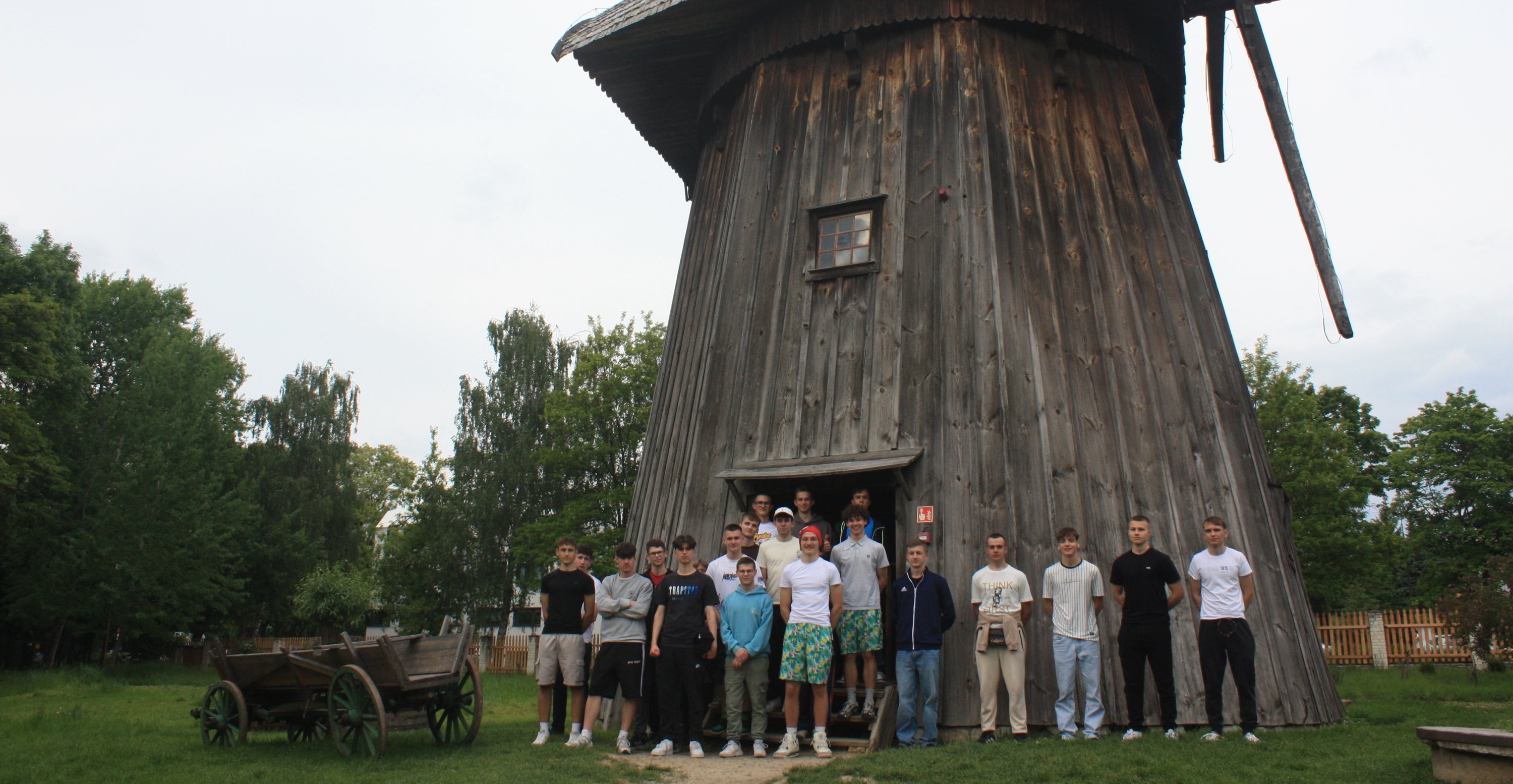 Śladami przeszłości – kl. 3TMe z Zielonki poznaje historię