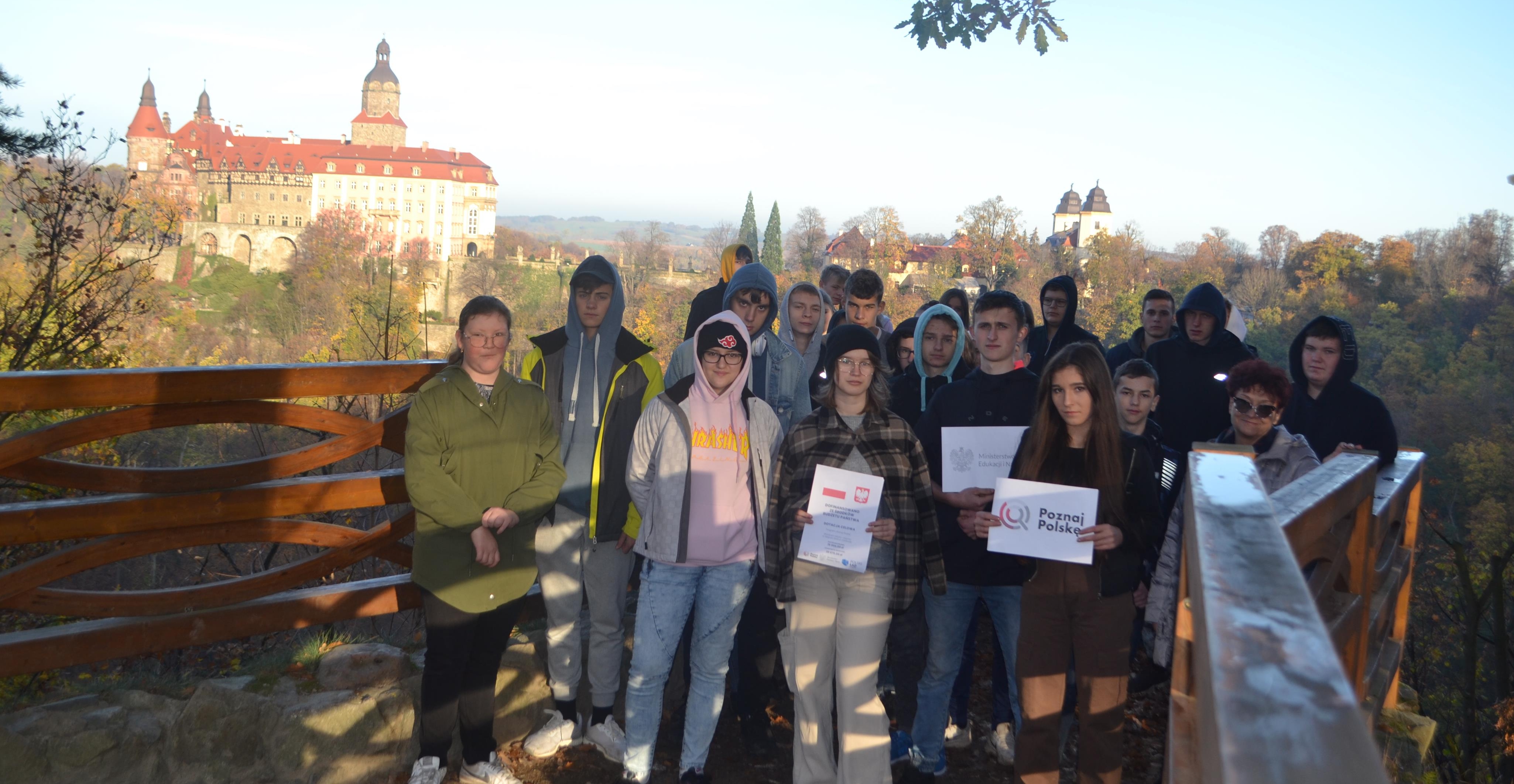 „Mimozami jesień się zaczyna, złotawa ciepła i miła.. , a my – szkolna ekipa pod wezwaniem „Pomidorowa” wyruszyliśmy w poszukiwaniu przygód.