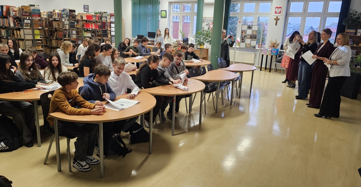 Siódmoklasiści i Ósmoklasiści w Grze Terenowej w Języku Angielskim z Okazji 80-Lecia Szkoły